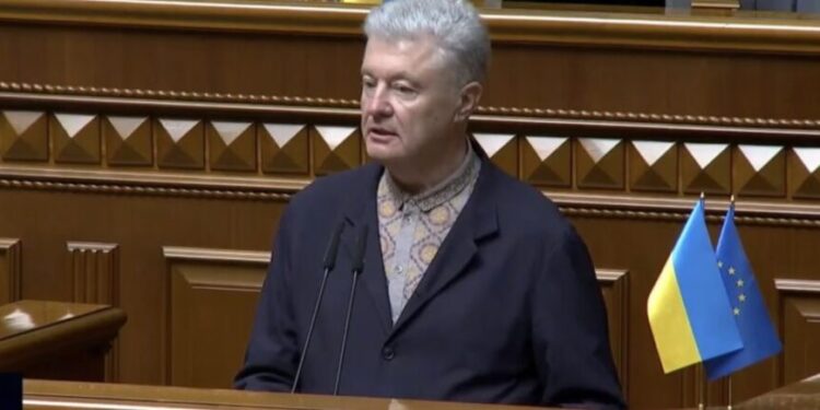 Порошенко в Раді: нам потрібна єдність для євроінтеграції, зміцнення ЗСУ і тиск на путіна для припинення вогню