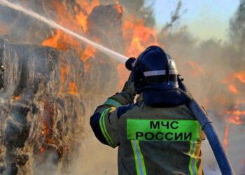 У Керчі після атаки дронів спалахнули масштабні пожежі: що відомо