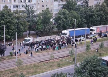 У Львові сталася сутичка з ТЦК: натовп перевернув службовий автомобіль
