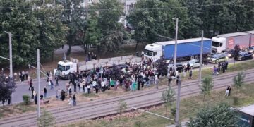У Львові сталася сутичка з ТЦК: натовп перевернув службовий автомобіль