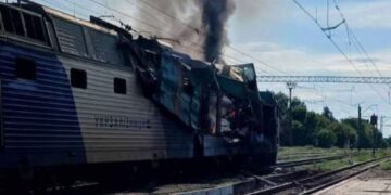 Росіяни атакували пасажирський поїзд на Дніпропетровщині: що відомо