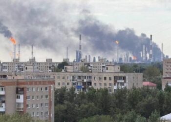 Понад 2,5 тисячі кілометрів від кордону: українські дрони вперше атакували Омський НПЗ