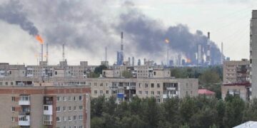 Понад 2,5 тисячі кілометрів від кордону: українські дрони вперше атакували Омський НПЗ