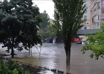 Одеса після сильної зливи пішла під воду: течія зносила автомобілі