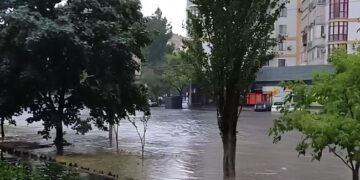 Одеса після сильної зливи пішла під воду: течія зносила автомобілі
