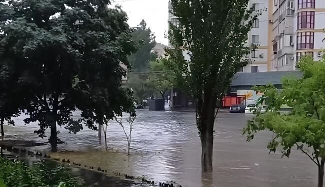 Одеса після сильної зливи пішла під воду: течія зносила автомобілі 1 Одеса після сильної зливи пішла під воду: течія зносила автомобілі