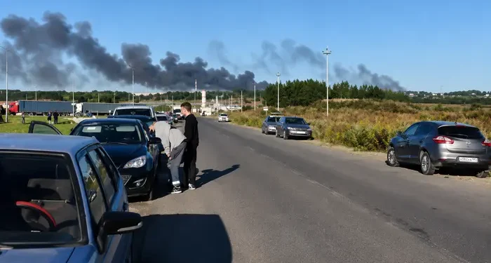 У Ярославлі дрони атакували великий НПЗ: на заводі спалахнула пожежа