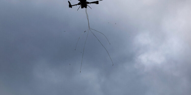 Росіяни отримали вказівки проводити вільне полювання дронами на автівки на Херсонщині 1 Росіяни отримали вказівки проводити “вільне полювання” дронами на автівки на Херсонщині