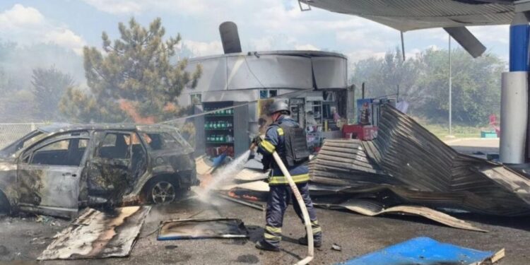 Російська армія вдарила по Дніпропетровщині: троє загиблих, пошкоджена АЗС 1 Російська армія вдарила по Дніпропетровщині: троє загиблих, пошкоджена АЗС