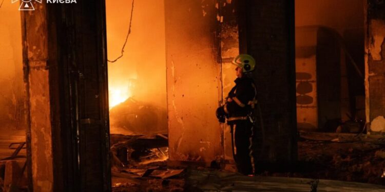 У Києві після російської атаки виявили тіло людини