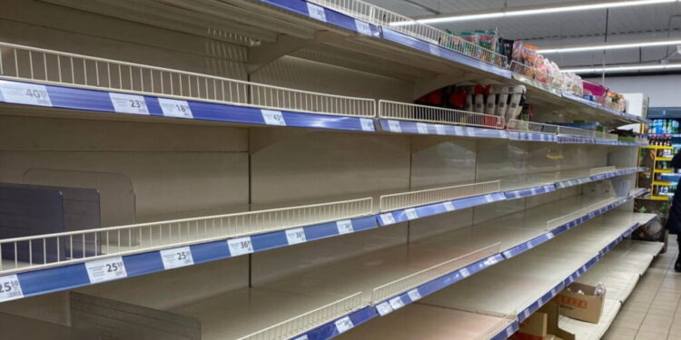 У супермаркетах Києва стались перебої з постачанням продуктів після російських атак по складах: що відомо 1 У супермаркетах Києва стались перебої з постачанням продуктів після російських атак по складах: що відомо