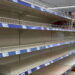 У супермаркетах Києва стались перебої з постачанням продуктів після російських атак по складах: що відомо