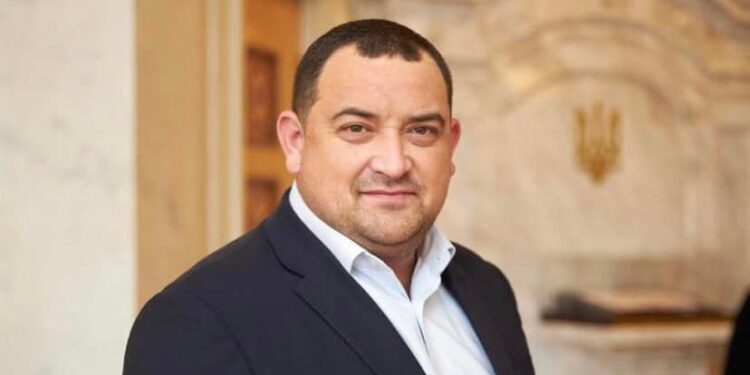 Обвинуваченого у хабарництві слугу Кузьміних доставлять до суду примусово 1 Обвинуваченого у хабарництві “слугу” Кузьміних доставлять до суду примусово