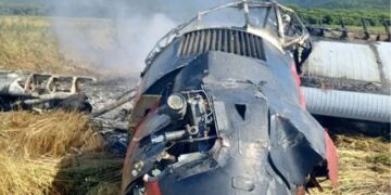 Російський літак спалахнув після аварійної посадки: на борту були семеро людей