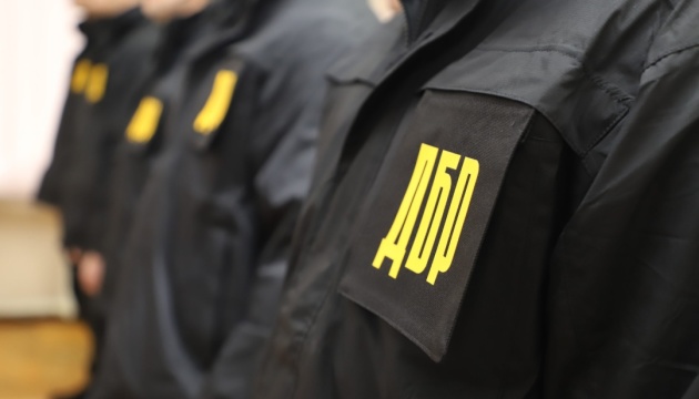 За 20 тисяч доларів виключали з військового обліку: ДБР викрило масштабну схему на Закарпатті 1 За 20 тисяч доларів виключали з військового обліку: ДБР викрило масштабну схему на Закарпатті