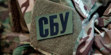 Кийки, побиття і голод: СБУ викрила наглядача колонії, де знущалися з полонених