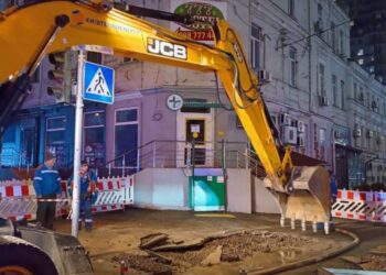 Резервна тепломережа для Теремків: у Києві будують нову теплотрасу