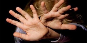 Викрутили руки та зламали іграшки: у Польщі чоловік з жінкою напали на двох українських дітей