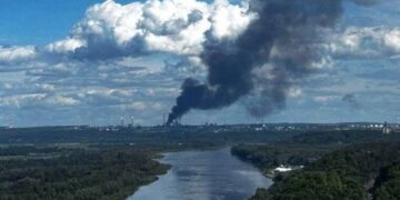 У РФ дрони атакували НПЗ в Уфі: спалахнула пожежа