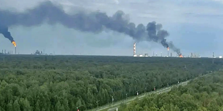 Дрони атакували найбільший нафтохімічний комплекс Росії в Тюменській області 1 Дрони атакували найбільший нафтохімічний комплекс Росії в Тюменській області