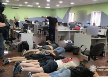 СБУ та Нацполіція викрили 94 шахрайські кол-центри: вилучено понад $2 млн і елітні авто