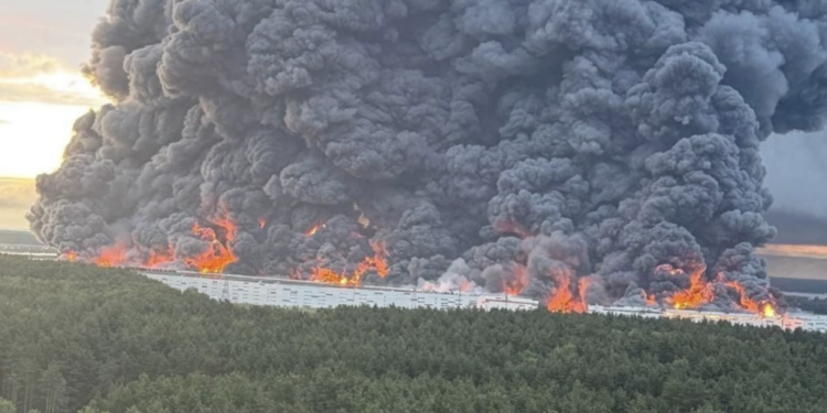 У Підмосковї після атаки дронів спалахнули два великі логістичні центри 1 У Підмосков’ї після атаки дронів спалахнули два великі логістичні центри