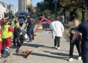 У Києві автомобіль врізався в маршрутку і вилетів на зупинку: загинули люди