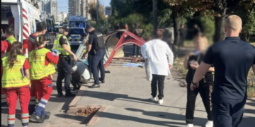 У Києві автомобіль врізався в маршрутку і вилетів на зупинку: загинули люди