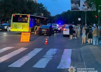 У Львові два автомобілі BMW збили батька з 8-річною донькою на переході