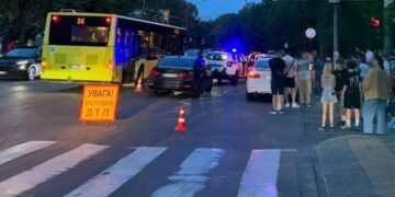 У Львові два автомобілі BMW збили батька з 8-річною донькою на переході