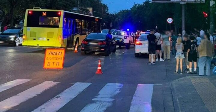 У Львові два автомобілі BMW збили батька з 8-річною донькою на переході 1 У Львові два автомобілі BMW збили батька з 8-річною донькою на переході