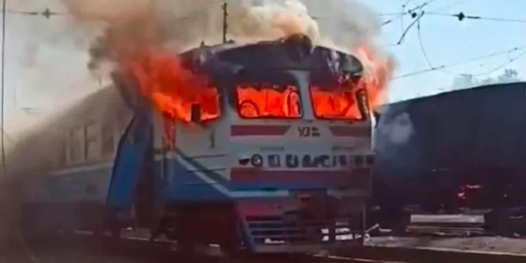 Росіяни два рази поспіль атакували електропоїзд на Харківщині: є загибла та поранені 1 Росіяни два рази поспіль атакували електропоїзд на Харківщині: є загибла та поранені