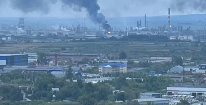 Генштаб підтвердив удар по НПЗ за понад 1500 кілометрів від кордону України 1 Генштаб підтвердив удар по НПЗ за понад 1500 кілометрів від кордону України