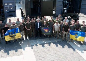 Порошенко передав військовим чергову партію техніки
