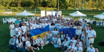 Захищають те, у що вірять – Порошенко привітав українську молодь із міжнародним святом