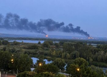 Росія палає: Сили оборони України уразили два НПЗ та склад Wildberries