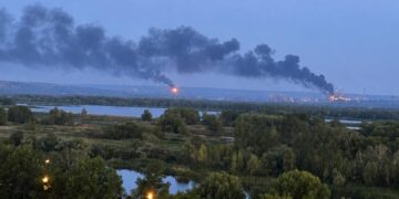 Росія палає: Сили оборони України уразили два НПЗ та склад Wildberries