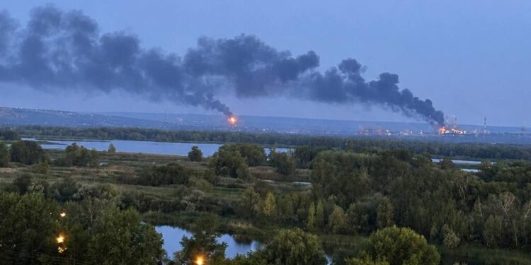 Росія палає: Сили оборони України уразили два НПЗ та склад Wildberries 1 Росія палає: Сили оборони України уразили два НПЗ та склад Wildberries