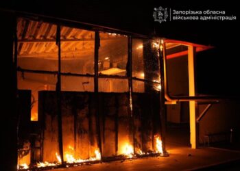 РФ атакувала Запоріжжя: спалахнув “Епіцентр”, є знеструмлення
