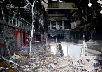 Російська атака зруйнувала ТРЦ на Дніпропетровщині: спалахнула пожежа