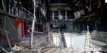 Російська атака зруйнувала ТРЦ на Дніпропетровщині: спалахнула пожежа