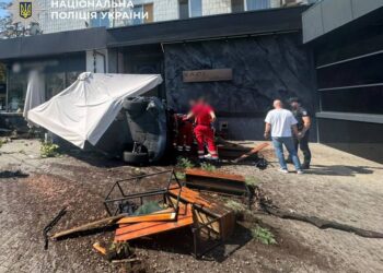 У Києві BMW після зіткнення в’їхав на літню терасу ресторану: є постраждалий