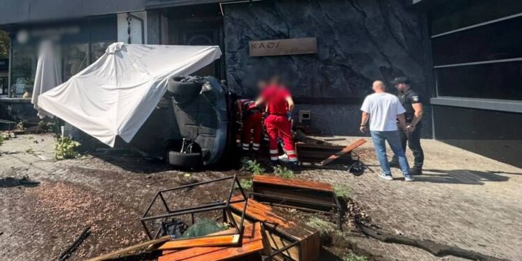 У Києві BMW після зіткнення вїхав на літню терасу ресторану: є постраждалий 1 У Києві BMW після зіткнення в’їхав на літню терасу ресторану: є постраждалий