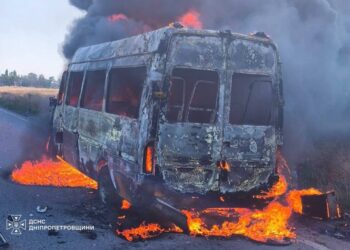 Росіяни атакували мікроавтобус на Дніпропетровщині: поранені вісім людей, серед них дитина