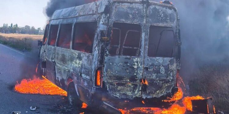Росіяни атакували мікроавтобус на Дніпропетровщині: поранені вісім людей, серед них дитина