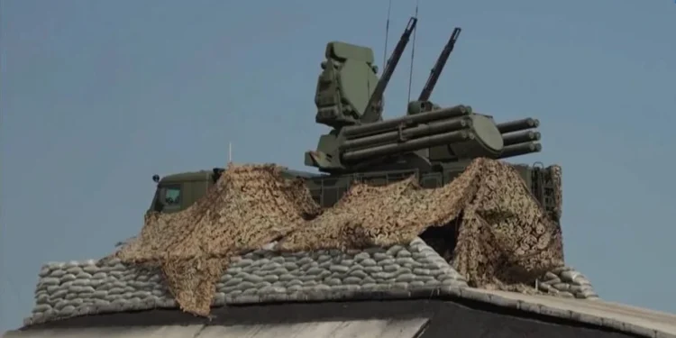 Розвідка уразила Панцирь-С1 та військовий кран росіян у Криму 1 Розвідка уразила “Панцирь-С1” та військовий кран росіян у Криму