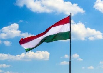 В Угорщині затоплюють баржі на Дунаї, щоб не допустити зупинки АЕС