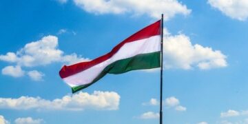В Угорщині затоплюють баржі на Дунаї, щоб не допустити зупинки АЕС