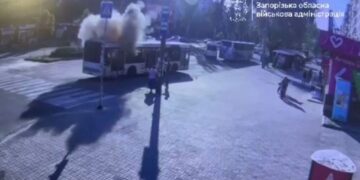 Росіяни атакували дроном пасажирський автобус у Запоріжжі: пʼятеро постраждалих