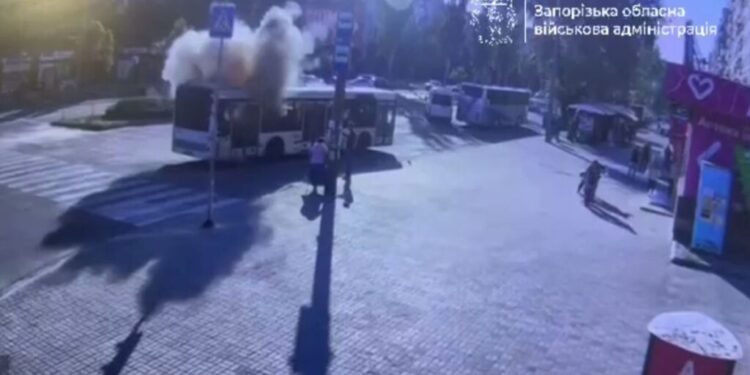 Росіяни атакували дроном пасажирський автобус у Запоріжжі: пʼятеро постраждалих 1 Росіяни атакували дроном пасажирський автобус у Запоріжжі: пʼятеро постраждалих